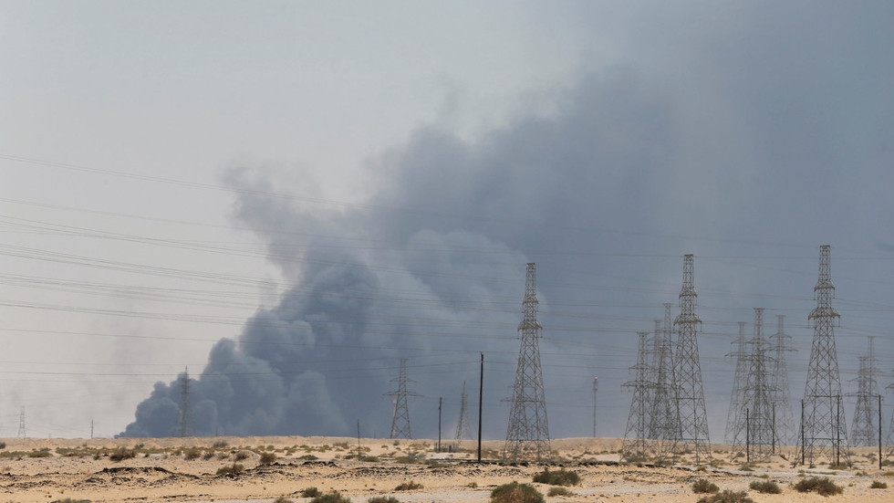 Smoke is seen following a fire at an Aramco factory in Abqaiq, Saudi Arabia, September 14, 2019. © Reuters / Stringer