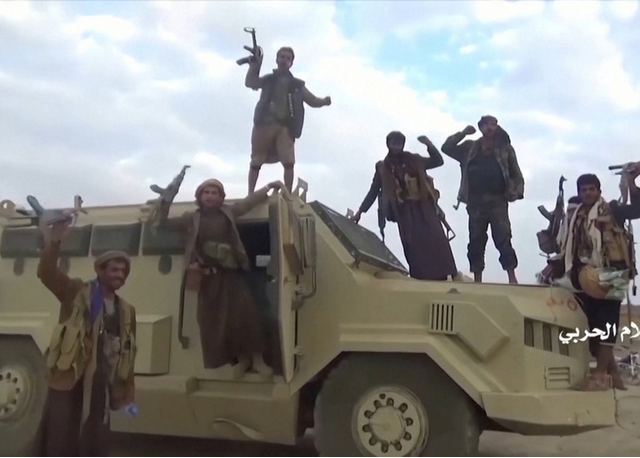 Saudi vehicles destroyed, Saudi-led troops & officers taken prisoner in alleged VIDEOS of Houthi’s border victory