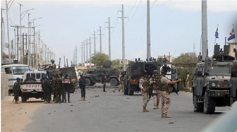 Italian and Somali security forces are seen at the scene of an attack on a military convoy in Mogadishu, Somalia on September 30, 2019. © Reuters / Feisal Omar