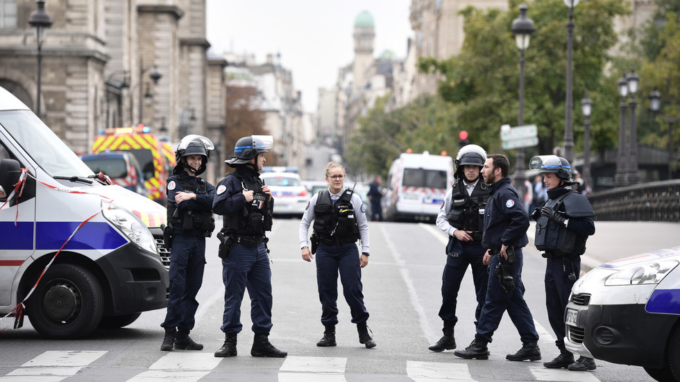 Police block the street near Paris prefecture de police (police headquarters) on October 3, 2019 after three persons have been hurt in a knife attack. © AFP / Martin BUREAU