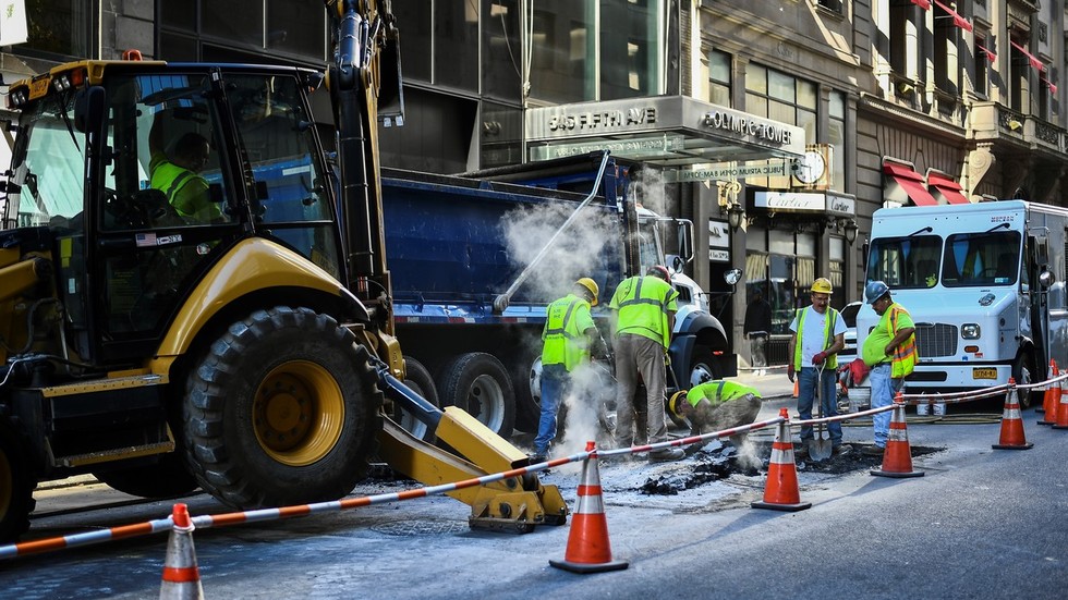 Road maintenance labourers work on a street in New York City on October 10, 2017. © AFP Jewel Samad