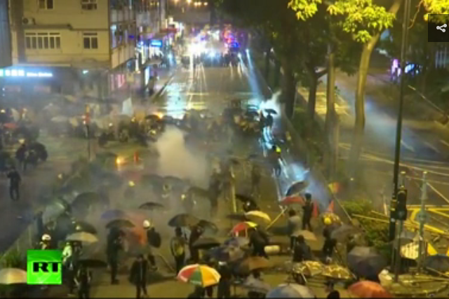 Hong Kong police starts dispersing protesters outside university campus (VIDEO)
