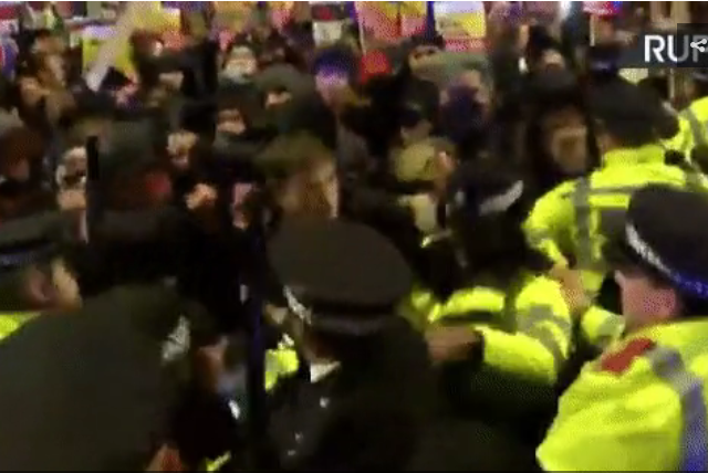 Scuffles with police in central London as outraged anti-Brexit protesters march on 10 Downing Street (VIDEOS)
