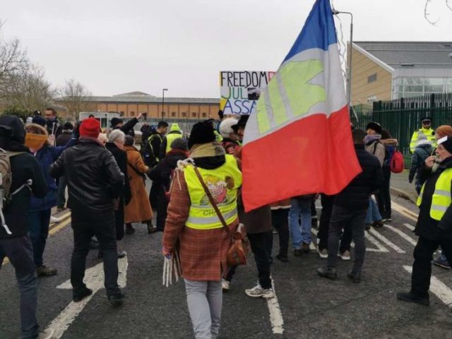 Yellow Vests From Across France, Europe Hold Rally, Show Solidarity for Assange Near Belmarsh Prison