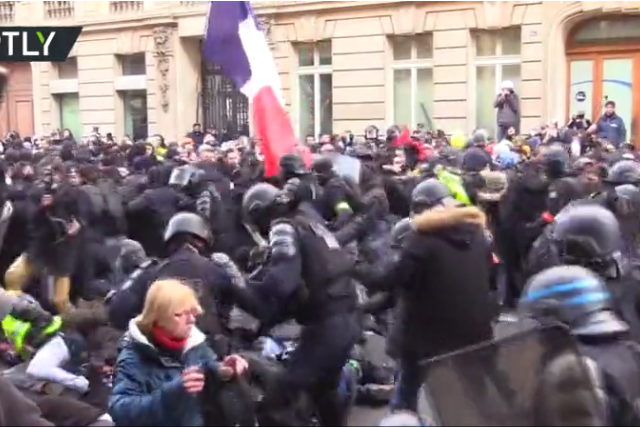 Fierce clashes erupt in Paris as Yellow Vests hit streets for 62nd consecutive weekend (VIDEO)