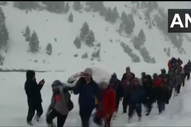 ‘Humanity is alive’: Villagers in northern India brave snowy slopes to help carry injured policeman 7 kilometers to safety (VIDEO)