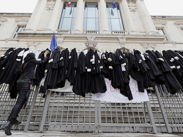 French lawyers throw off their robes to back ongoing STRIKE against pension reform (VIDEOS)