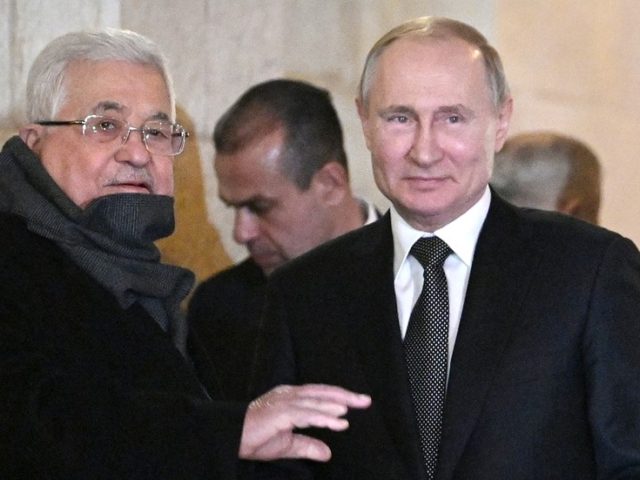 Putin returns fallen cap to member of Palestinian honor guard during Bethlehem visit (VIDEO)