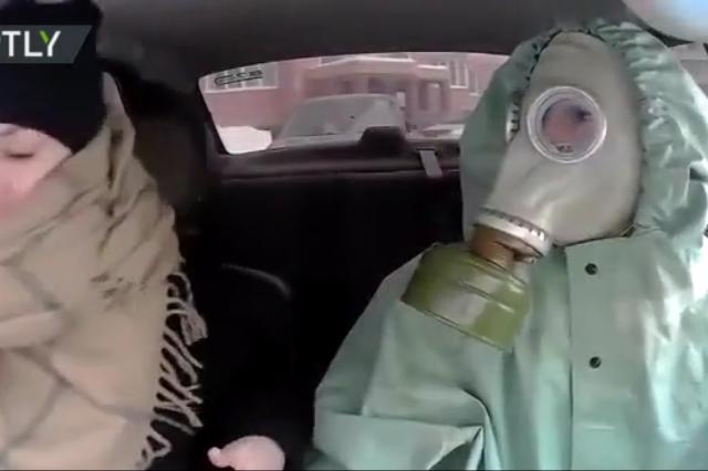 Infection-free taxi: Hazmat-suit-wearing cab driver helps passengers to laugh off coronavirus hysteria (VIDEO)