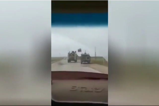 ‘Asking for trouble?’ VIDEO shows American APC pushing Russian army jeep off road in Syria