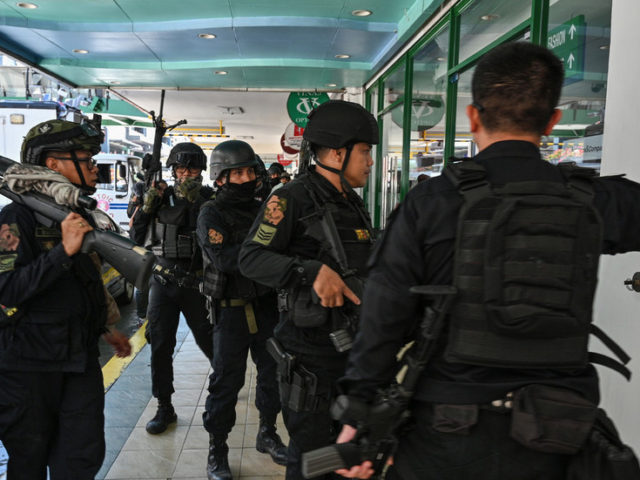 Security officials APOLOGIZE to Philippines hostage taker and RESIGN as stand off continues