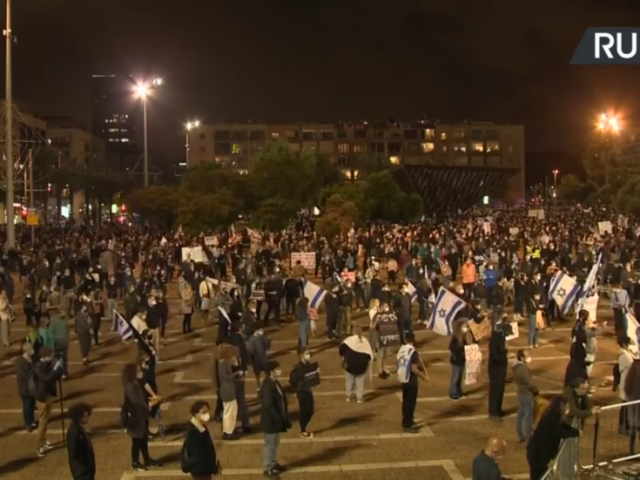 Demonstrators swarm Tel Aviv to decry Netanyahu-Gantz ‘unity deal’ as affront to justice system (VIDEO)