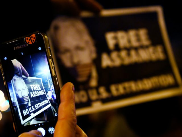 Assange’s mother fact-checks media, as story of her son’s previously hidden family published