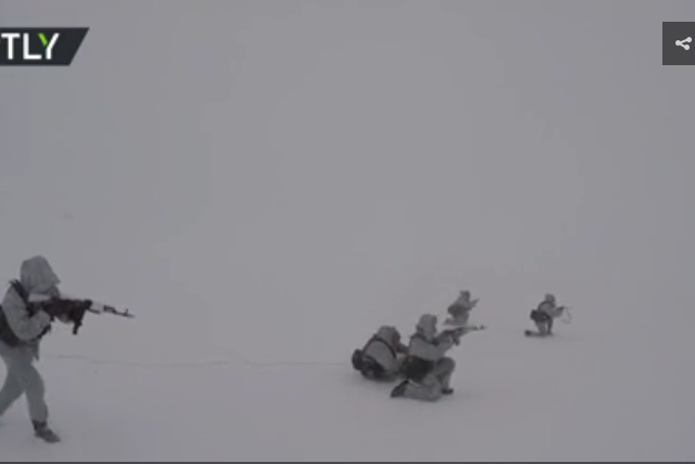 WATCH Russian paratroopers in world’s FIRST-EVER 10km group jump… in the ARCTIC