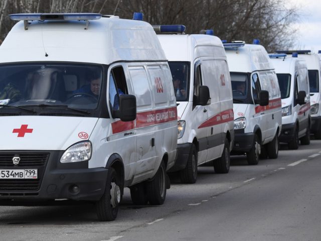 mbulances create traffic jams outside Moscow hospitals as Covid-19 patients keep coming (VIDEO)