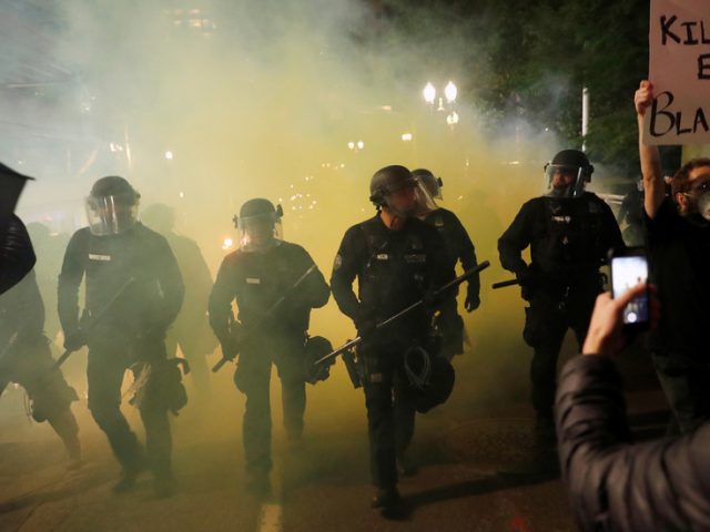Portland protesters set barricades alight & face-off with riot police (VIDEOS)