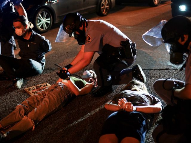 Black people are ‘terrified’ of US cops who can pull trigger & walk free due to ‘qualified immunity’ – activists to RT
