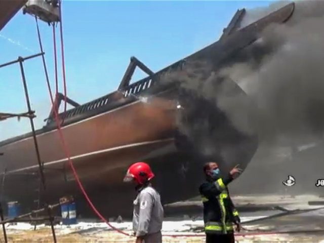 At least seven ships catch fire in Iranian port of Bushehr (VIDEOS)