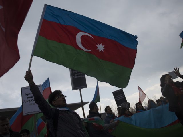 Azeri & Armenian protesters clash in London as tensions between neighbors continue to mount (VIDEO)