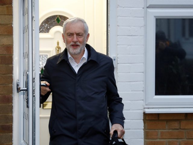 UK press harass Jeremy Corbyn outside his home, accuse him of helping Russians ‘attack our election’