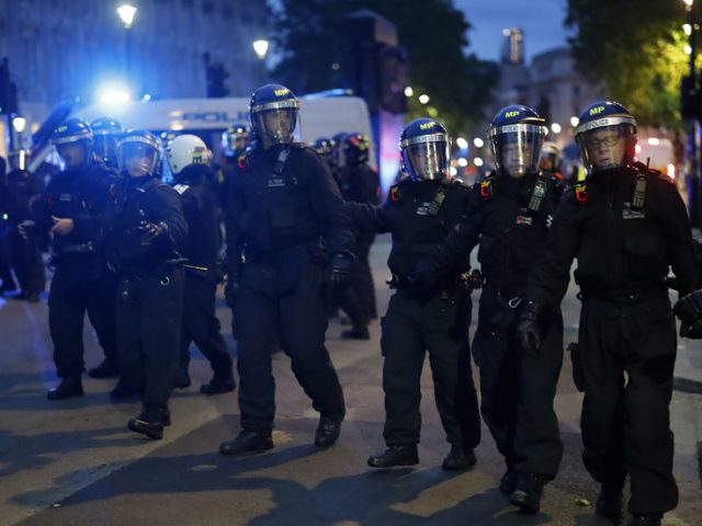Illegal rave in London ends in violence as riot police are pelted with objects thrown by angry revellers (PHOTO, VIDEO)