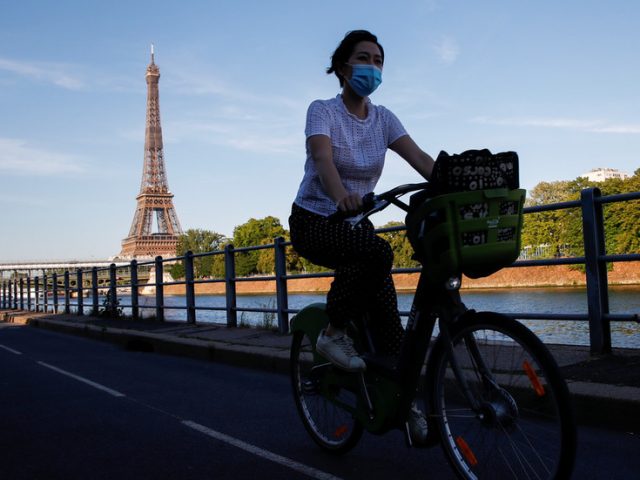 Paris’ authorities plan to make mask-wearing mandatory in some outdoor areas – report