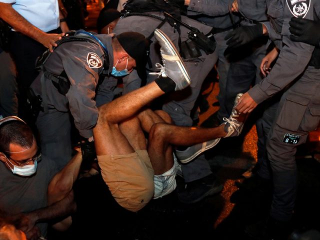 12 people arrested as Israeli police break up sit-in during largest anti-Netanyahu protest in Jerusalem (VIDEO)