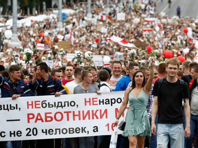 Thousands of workers march to Belarus parliament from Minsk tractor factory as protests intensify (VIDEOS)