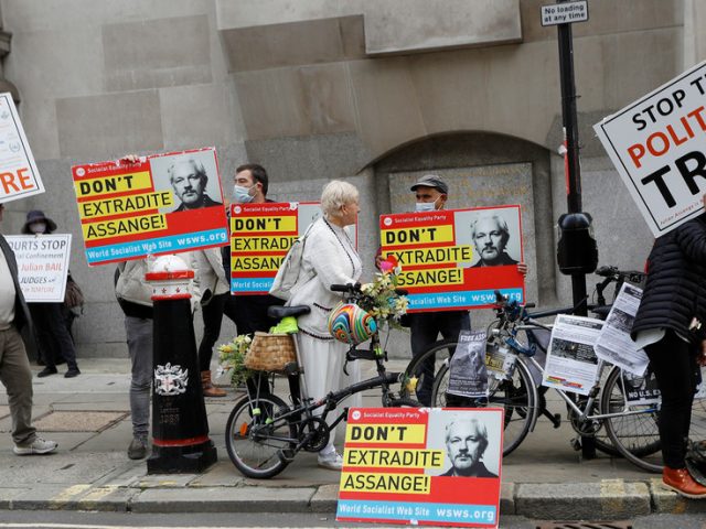 Judge threatens to remove Assange from extradition trial, says will continue in his absence if interruptions continue