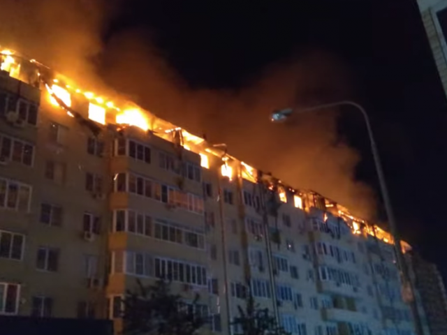 Fire burns down ENTIRE floor of high-rise residential building in Krasnodar, southern Russia, no casualties reported (VIDEO)