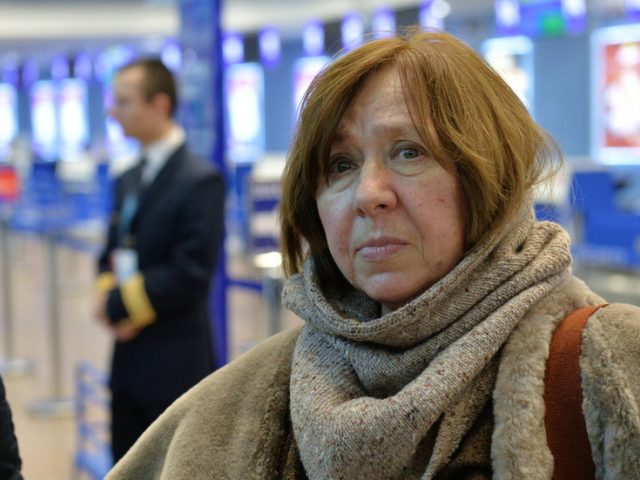 Belarusian Nobel Literature prize winner & leading opposition figure Alexievich leaves country but insists she’s not fleeing
