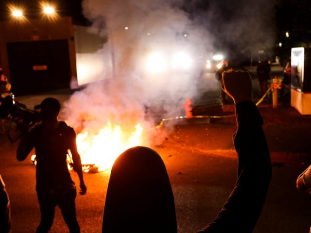 ‘Burn it down!’ WATCH Portland’s BLM protesters set fire outside police precinct & enter RAP BATTLE with cops