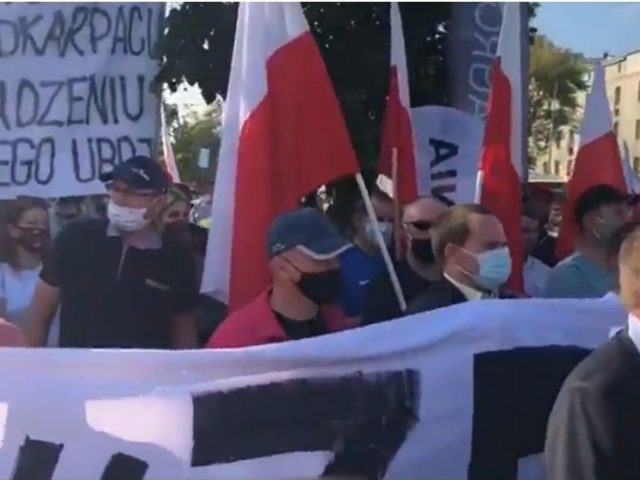 ‘Traitor to farmers!’ Protesters rally against proposed fur farming ban outside ruling party’s HQ in Warsaw (VIDEOS)