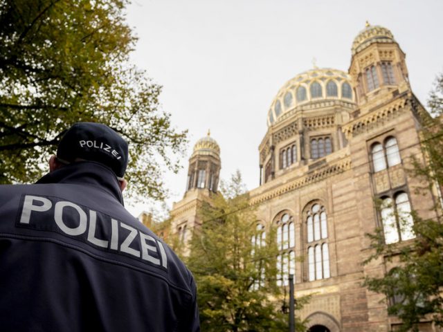 German Foreign Minister Maas condemns ‘sickening’ vandalism & swastika graffiti at Berlin’s synagogue