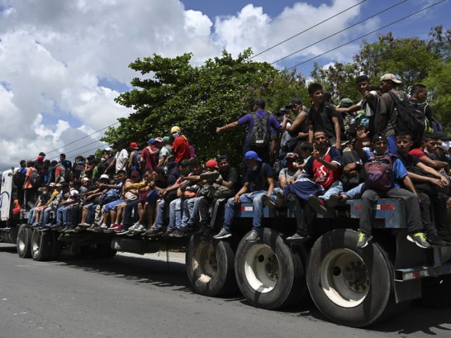 Caravan of more than 3,000 US-bound migrants cross illegally into Guatemala from Honduras (VIDEOS)