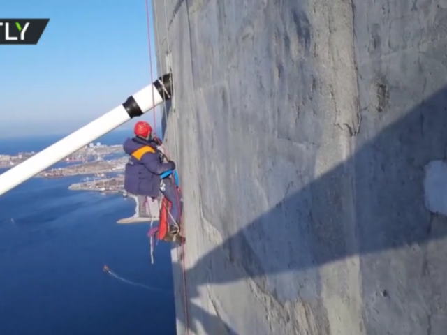 Watch as daring alpinist cleans 320m-high Russky Bridge after freak storm glazes it with ice (VIDEO)