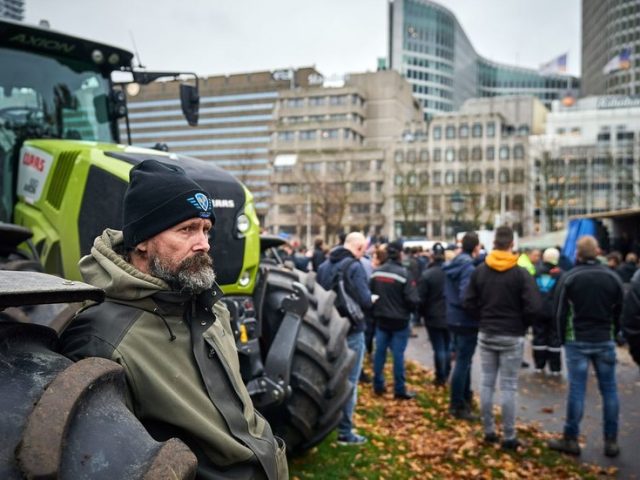 Irate Dutch farmers clog roads in major tractor protest over government’s climate change policy (VIDEOS)