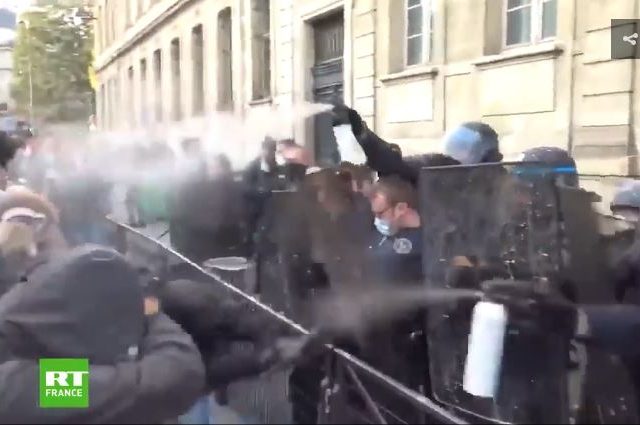 WATCH: Paris riot police use tear gas & pepper spray to disperse students protesting over insufficient Covid-19 measures