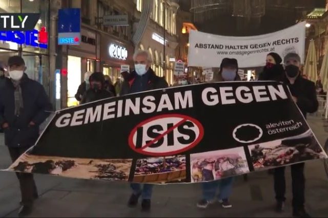‘Together against ISIS’: Protesters denounce Islamic extremism & right-wing racism following terrorist attack in Vienna (VIDEO)