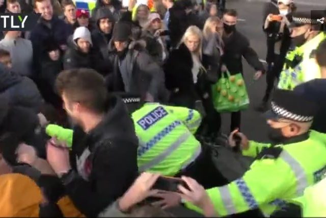 Police use pepper spray in scuffles with anti-lockdown protesters in Liverpool (VIDEO)
