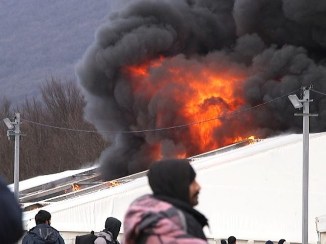 Blaze destroys closing migrant camp in Bosnia after residents reportedly set fire to former home (VIDEO)