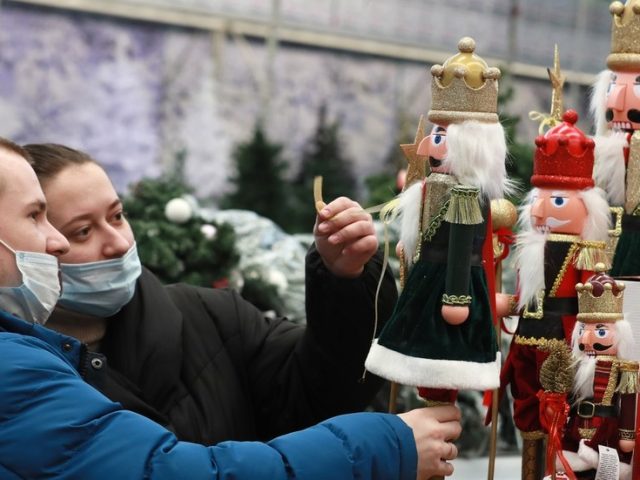 Moscow refuses Christmas Covid-19 lockdown: Festivities to go ahead with curfews & tests as mayor says end to pandemic in sight