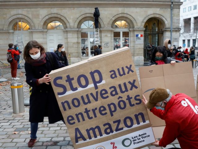 Wall of cardboard erected outside French Finance Ministry as climate activists protest over Amazon expansion (VIDEO)