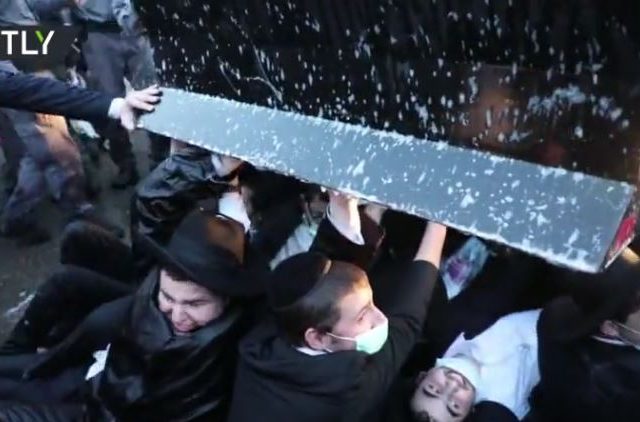 Water cannon and mounted police deployed against ultra-Orthodox Jews protesting over conscription case in Jerusalem (VIDEO)