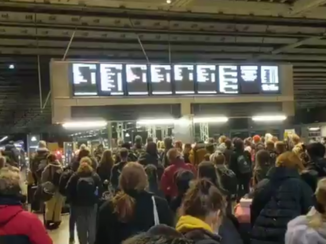 BoJo’s latest lockdown order spurs mass exodus to provinces, setting off ‘first evacuation of London since 1939’ (VIDEO)