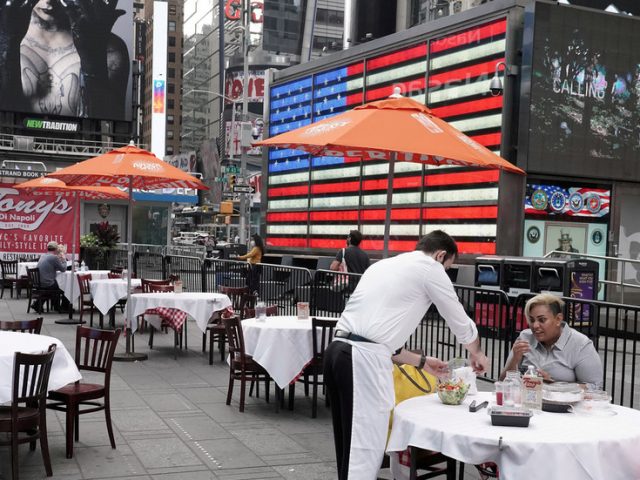 Cuomo reimposes ban on NYC indoor dining despite restaurants pleading it will destroy them