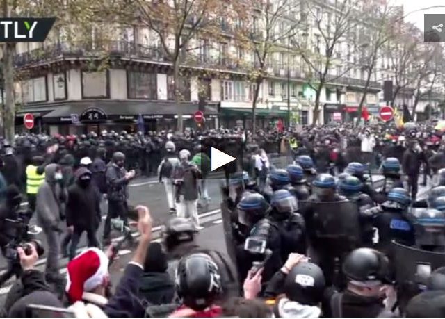 Over 100 arrested as Paris rally against security bill & Islamophobia descends into chaos (VIDEOS)
