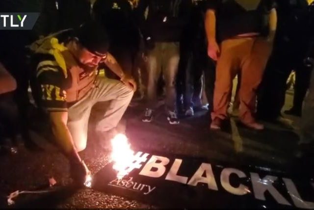 WATCH Proud Boys torching BLM banner amid violence-marred protest day in DC