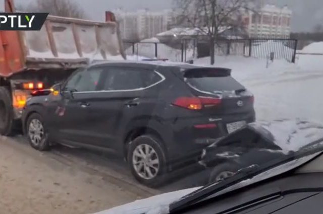Advanced missile launcher that strikes fear into hearts of US pilots foiled by icy Russian roads after multi-car pileup (VIDEO)