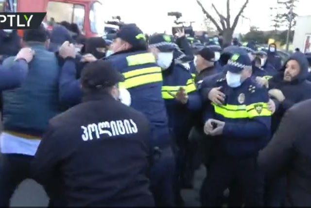 WATCH Georgian police detain opposition leader & clash with his supporters during raid on party HQ